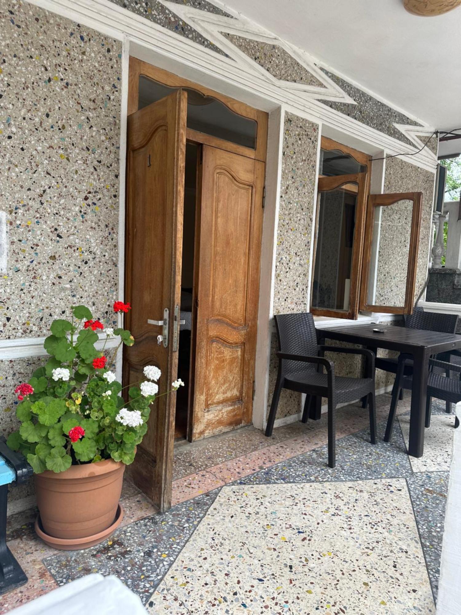 Linda Guest House Batumi Exterior photo